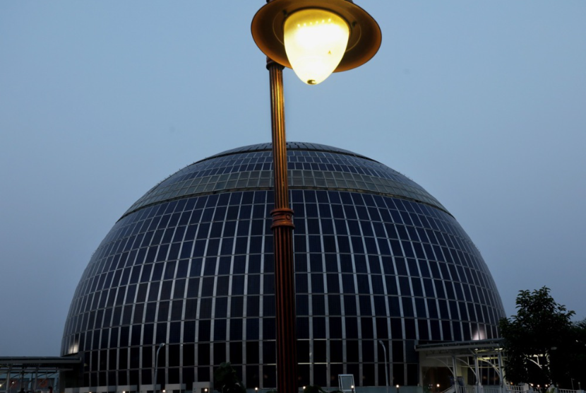 Solar Dome pertama bersiap dibuka untuk umum di ECO Park Kolkata, India Timur 28 Februari 2024. India memproyeksikan kekurangan listrik terbesar dalam 14 tahun terakhir di bulan Juni setelah penurunan pembangkit listrik tenaga air. 