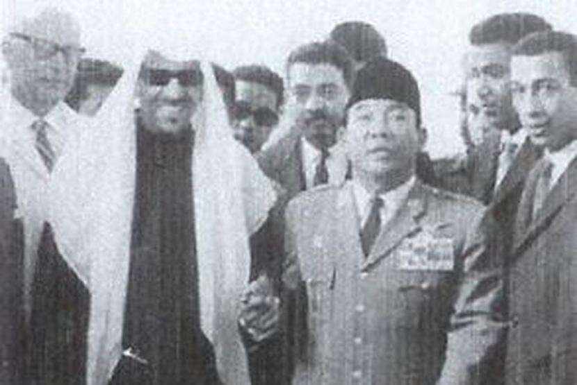 Pertemuan Presiden Sukarno dengan Raja Saudi Saud bin Abdulaziz pada 1955.