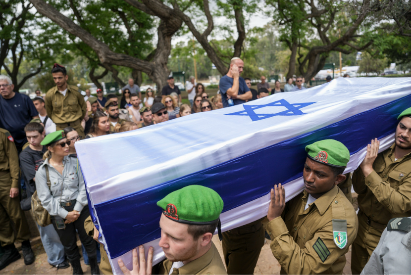 Tentara Israel membawa peti berisi jenazah tentara Israel yang tewas di Gaza saat pemakaman militer Kiryat Shaul di Tel Aviv, Israel, Ahad, 12 Mei 2024.