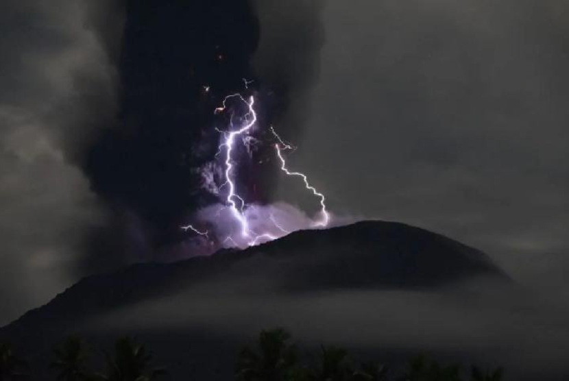 Badai vulkanik terjadi saat Gunung Ibu meletus. meninjau lokasi pengungsi korban bencana erupsi Gunung Ibu di Kabupaten Halmahera Barat.
