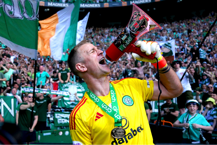 Penjaga gawang Celtic Joe Hart merayakan dengan megafon usai pertandingan sepak bola Liga Utama Skotlandia antara Celtic Glasgow dan St Mirren FC, di Celtic Park, di Glasgow, Skotlandia, Sabtu 18 Mei 2024.
