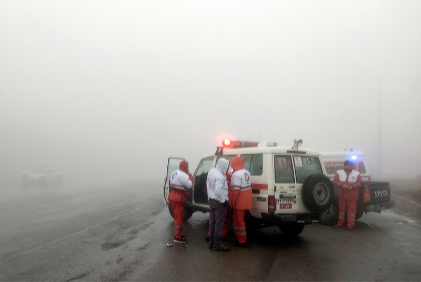 Tim penyelamat terlihat di dekat lokasi kejadian helikopter yang membawa Presiden Iran Ebrahim Raisi di Varzaghan di barat laut Iran, Ahad, 19 Mei 2024.