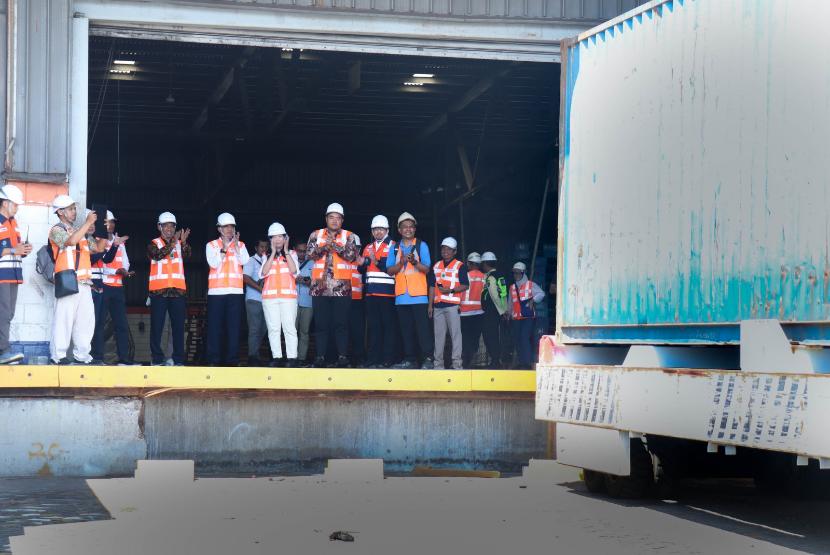 Kepala Kantor Wilayah Bea Cukai Jawa Timur I, Untung Basuki, pimpin pengeluaran tujuh belas kontainer di tempat penimbunan sementara PT Terminal Petikemas Surabaya, pada Sabtu (18/5/2024).