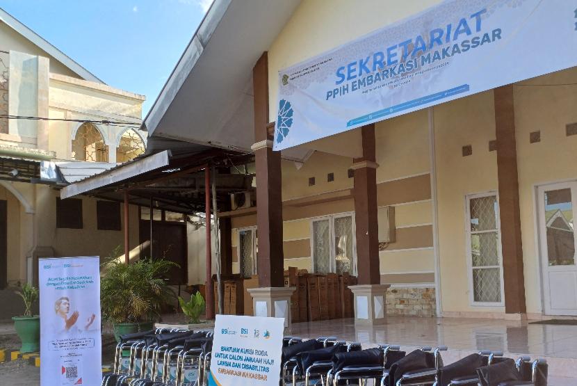 BSI Maslahat dan Bank BSI menyerahkan wakaf 20 kursi roda kepada Panitia Penyelenggara Ibadah Haji (PPIH) Embarkasi Makassar pada Jumat (17/5/2024).