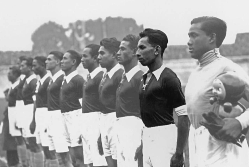 Herman Zomers (kedua dari kanan) berpose bersama tim Hindia Belanda sebelum berlaga di Piala Dunia 1938 di Prancis.