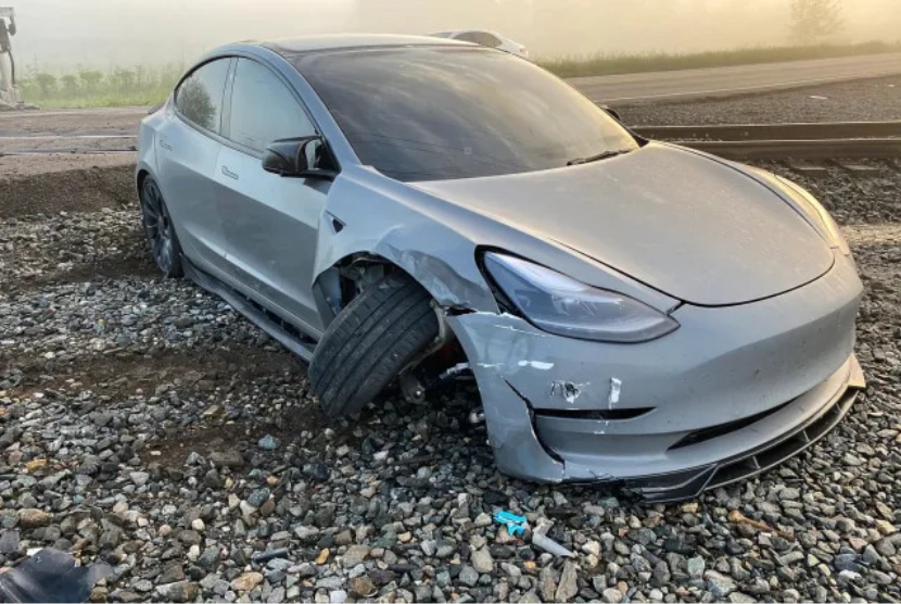 Mobil Tesla yang rusak setelah gagal mendeteksi kereta saat berkendara dengan model self-driving.
