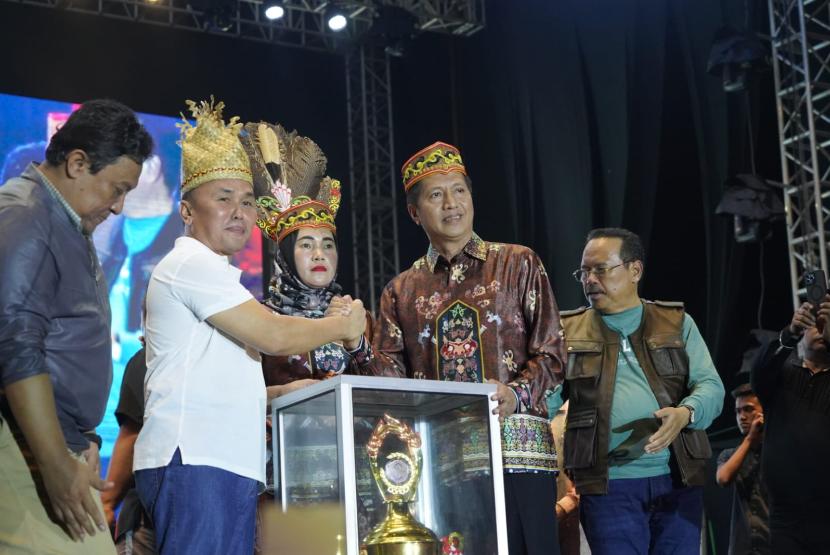 Gubernur Kalimantan Tengah Sugianto Sabran, secara resmi menutup Festival Budaya Isen Mulang (FBIM) dan Festival Kuliner Nusantara (FKN) Provinsi Kalimantan Tengah Tahun 2024, yang sudah berlangsung selama enam hari sejak 18 Mei 2024 yang lalu. 