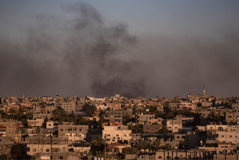 Asap mengepul setelah serangan udara Israel di Rafah, Jalur Gaza selatan, 24 Mei 2024.