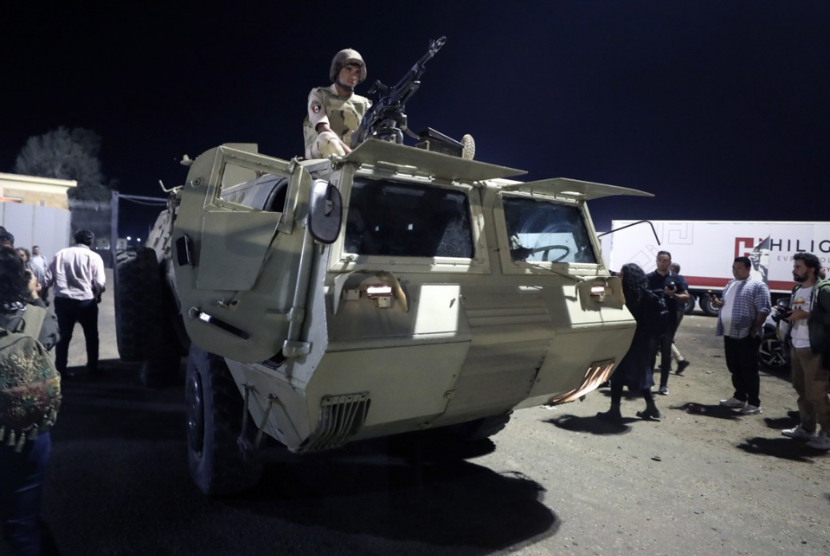 Kendaraan militer lapis baja tentara Mesir ditempatkan di depan perbatasan Rafah antara Jalur Gaza dan Mesir, di Rafah, 12 November 2023.
