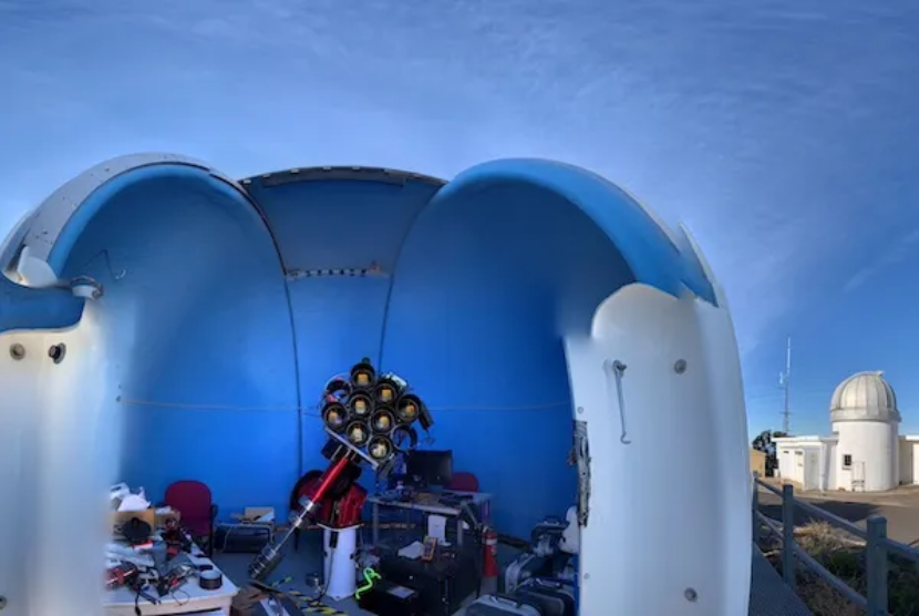 Teleskop Huntsman Universitas Macquarie, terdiri dari 10 lensa Canon 400mm yang sangat sensitif, di Observatorium Siding Springs di Coonabarabran, Australia.