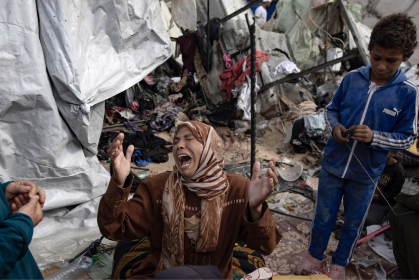 Seorang wanita bereaksi melihat kehancuran akibat operasi brutal tentara Israel di Rafah, Jalur Gaza selatan, 28 Mei 2024.