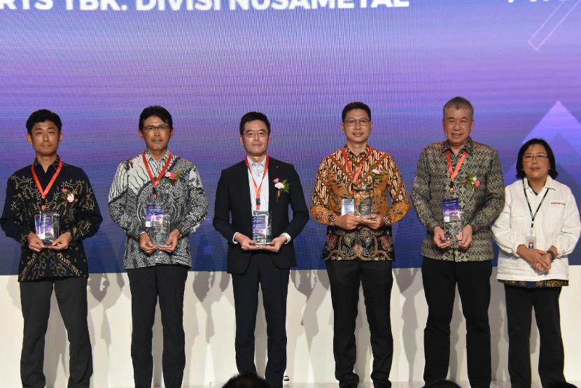 Bridgestone Indonesia berhasil meraih penghargaan Best CO2 Reduction dan Excellent in Quality dari Honda Prospect Motor (HPM) pada ajang HPM Supplier Conference baru-baru ini di Jakarta.