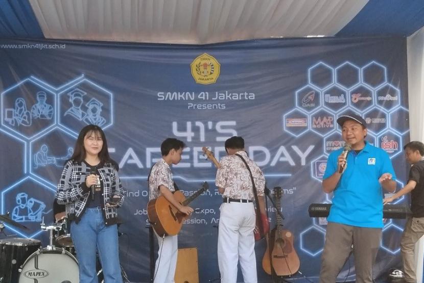 Paduan suara mahasiswa Universitas Nusa Mandiri (UNM) Youth Choir menampilkan pertunjukan yang memukau siswa/i dan guru-guru pada acara Job dan Edu Fair SMKN 41 Jakarta. Acara ini diselenggarakan di lapangan sekolah, pada Kamis (16/5/2024). 