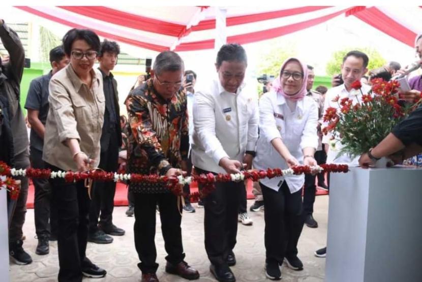 Wakil Gubernur Kalimantan Tengah (Kalteng) Edy Pratowo menghadiri Peresmian Pusat Daur Ulang Sampah di Kota Palangka Raya, di Pusat Daur Ulang Sampah, Jalan Wortel Palangka Raya, Rabu (29/5/2024).