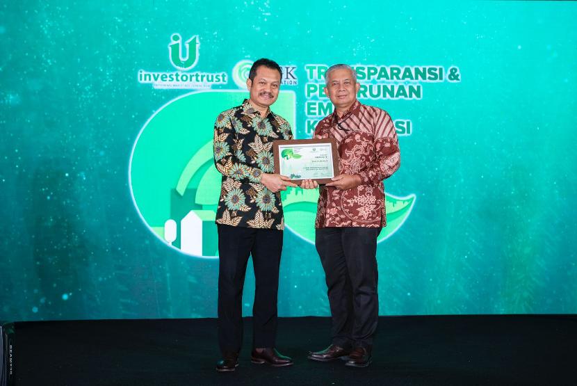 Bank bjb meraih penghargaan Transparansi Penurunan Emisi Korporasi Terbaik 2024 dari Bumi Global Karbon (BGK) Foundation yang bekerja sama dengan Investortrust, pada Rabu (29/5/2024) di Hotel Aryaduta, Jakarta. 