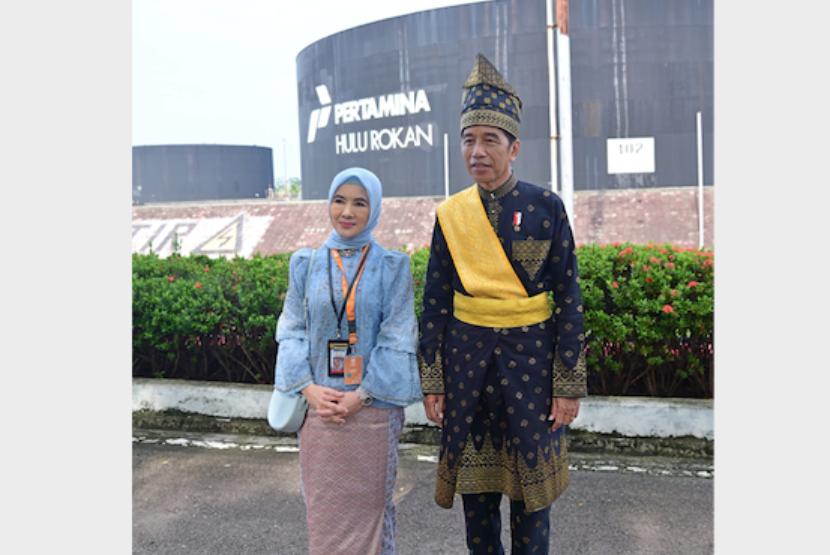 Presiden Joko Widodo bersama Direktur Utama Pertamina Nicke Widyawati saat memimpin upacara peringatan Hari Lahir Pancasila tahun 2024 yang berlangsung di Lapangan Garuda Pertamina Hulu Rokan di Dumai, Sabtu (1/6/2024).