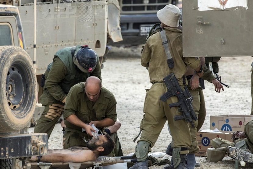 Tentara Israel merawat mereka yang terluka di Jalur Gaza.