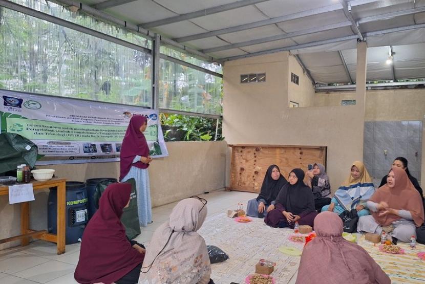 Tim hibah pengabdian masyarakat dari Kampus Digital Universitas BSI (Bina Sarana Informatika) telah sukses mengadakan program hibah dengan skema Pemberdayaan Berbasis Masyarakat (PBM) bertajuk ‘Green Economy untuk Meningkatkan Kesejahteraan Masyarakat dengan Pengelolaan Limbah Sampah Rumah Tangga Berbasis Ilmu Pengetahuan dan Teknologi (IPTEK)’ pada Bank Sampah 3G (Go Green Greenery). 