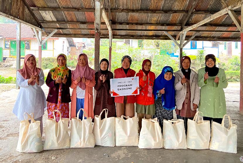 Relawan Rumah Zakat salurkan 100 paket sembako yang tersebar di 5 titik bandung raya yaitu Cibiru, Baleendah, Pangalengan, Majalaya, Ciparay. Bantuan diharapkan dapat meringankan beban para penerima.