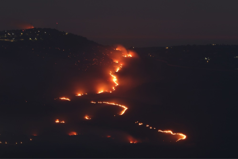 Kebakaran terjadi di Kiryat Shmona, Israel, dekat perbatasan Lebanon menyusul serangan rudal yang ditembakkan dari Lebanon selatan, 3 Juni 2024.