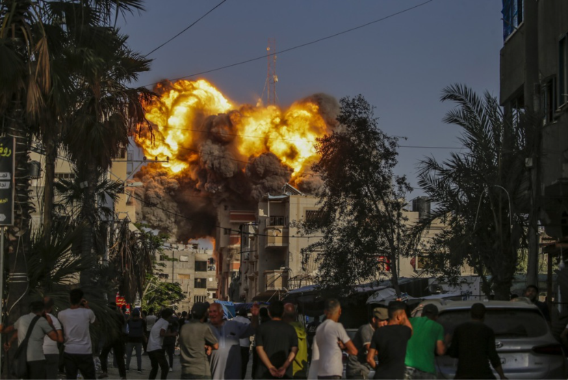 Ledakan menyusul serangan udara Israel di kamp pengungsi Al Bureije di selatan Jalur Gaza (3/6/2024).