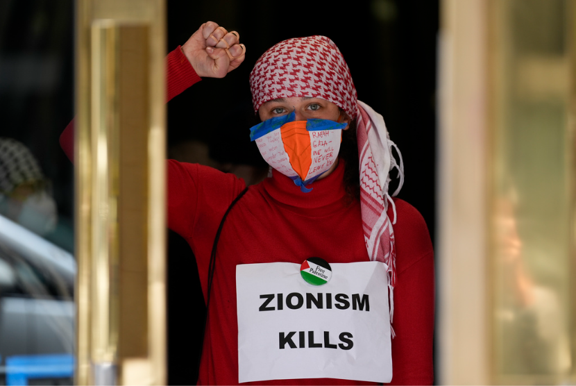 Seorang demonstran pro-Palestina saat menduduki gedung Konsulat Israel di San Francisco, Senin, 3 Juni 2024.