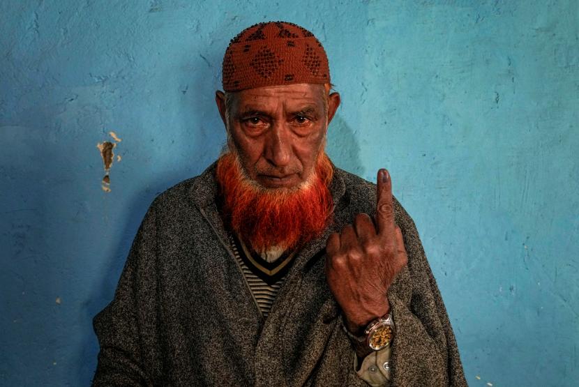 Seorang Muslim menunjukkan bekas tinta di jarinya setelah mencoblos pada pemilu tahap keempat India di Baba Nagri, timur laut Srinagar, Kashmir yang dikuasai India, Senin, 13 Mei 2024. 