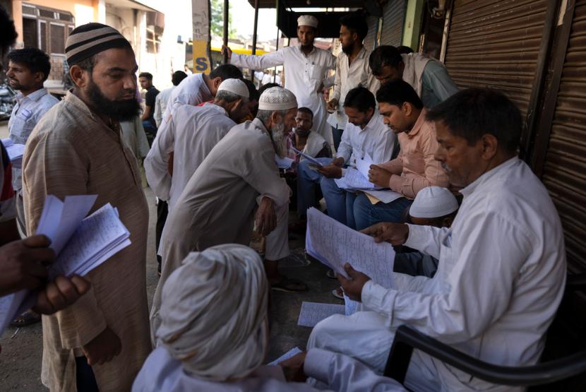 Umat Islam memeriksa nama mereka di daftar pemilih saat mereka tiba untuk memilih di desa Nahal, negara bagian Uttar Pradesh, India, pada 26 April 2024.