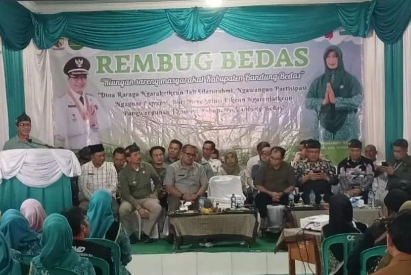BUPATI Bandung, Dadang Supriatna dalam kegiatan Rembug Bedas ke-123 di Kantor Desa Cikasungka Kecamatan Cikancung Kabupaten Bandung, Selasa, 4 Juni 2024. 