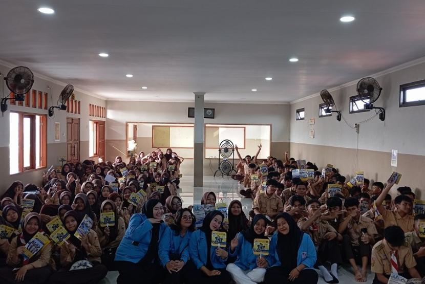 Mahasiswa Universitas Nusa Mandiri (UNM) Kampus Margonda sukses menyelenggarakan seminar pendidikan dengan tema Penggunaan Internet Sehat bekerja sama dengan SMA Pro An Nizhomiyah Depok. 