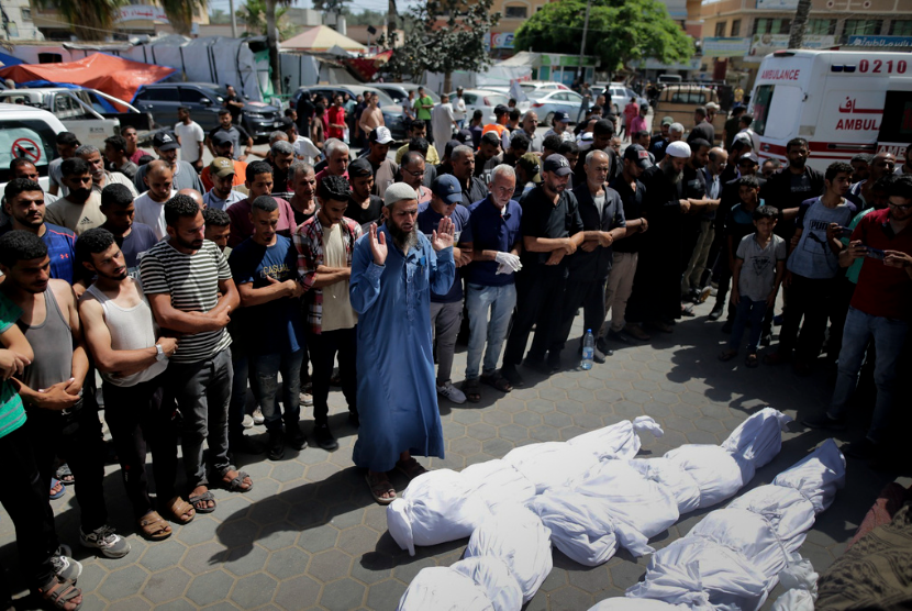 Warga Palestina berdiri melakukan shalat jenazah untuk mereka yang tewas akibat pemboman Israel di Jalur Gaza di Rumah Sakit al-Aqsa di Deir al Balah pada Sabtu, 8 Juni 2024.