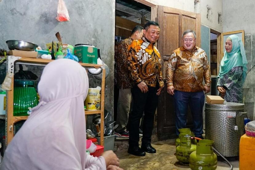 Komisaris Utama Telkom Bambang Permadi Soemantri Brodjonegoro (tengah) dan Direktur Utama Telkom Ririek Adriansyah (dua dari kanan) melihat langsung proses produksi berbagai produk dari Balla Ratea, salah satu UMKM unggulan mitra binaan Telkom yang bergerak di bidang kuliner khas Makassar, Rabu (5/6/2024) lalu.