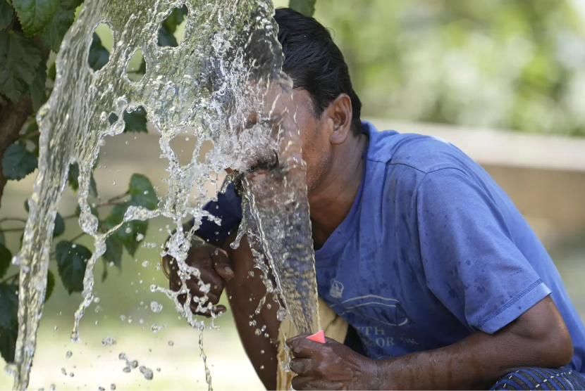  Warga India menyiram muka dengan air dari jaringan pipa di negara bagian Uttar Pradesh. Gelombang panas di India semakin mengkhawatirkan dan terus menelan korban jiwa. 