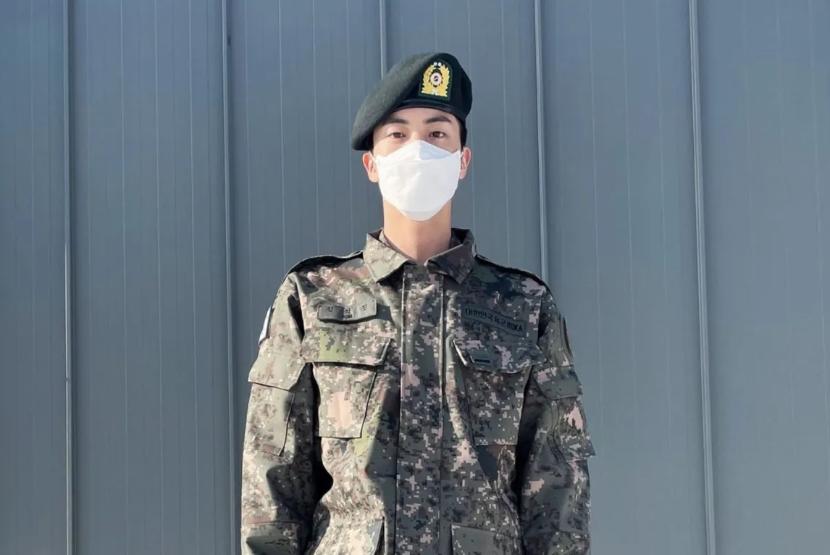 Jin BTS berpose saat mengikuti wajib militer pada awal 2024 ini.