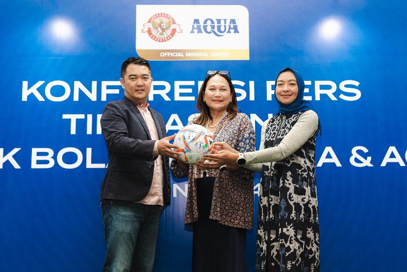 Brand air minum mineral asli Indonesia, AQUA, dengan bangga mengumumkan terjalinnya kerja sama strategis dengan Persatuan Sepak Bola Seluruh Indonesia (PSSI) sebagai official mineral water Tim Nasional Sepak Bola Indonesia (Timnas Indonesia).