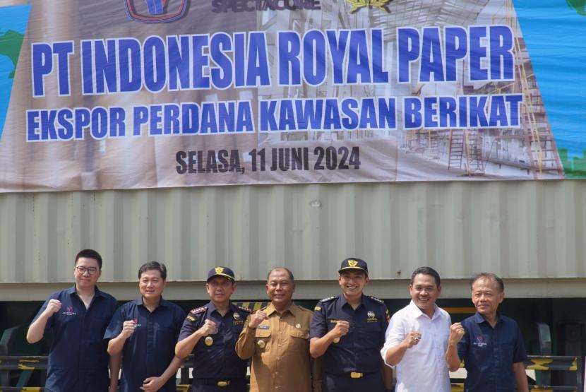 Kepala Bidang Fasilitas Kepabeanan dan Cukai Kantor Wilayah (Kanwil) Jawa Timur II, Bakhroni, melepas ekspor perdana produk karton multilapis (core board paper) oleh PT Indonesia Royal Paper, pada Selasa (11/6/2024). 