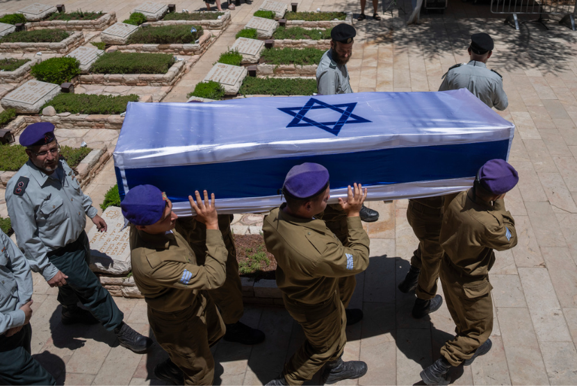 Peti mati tentara Israel yang tewas dalam pertempuran di Jalur Gaza saat dibawa saat pemakamannya di pemakaman militer Mount Herzl di Yerusalem, Selasa, 11 Juni 2024. 