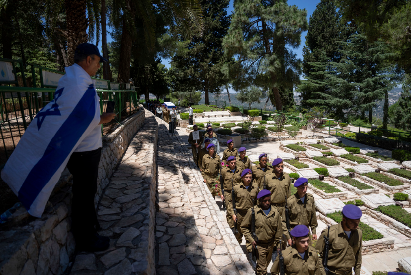 Tentara Israel saat pemakaman rekannya yang tewas dalam pertempuran di Jalur Gaza di pemakaman militer Mount Herzl di Yerusalem, Selasa, 11 Juni 2024. 