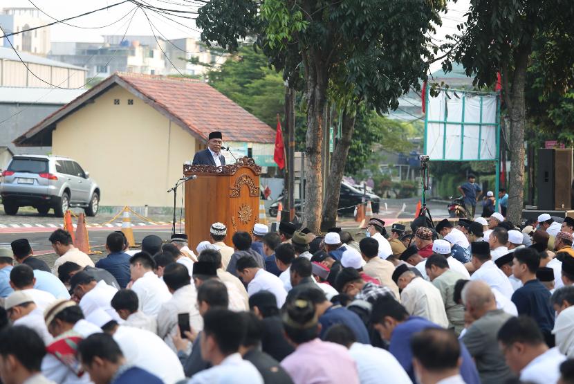 Ratusan jamaah melaksanakan sholat Idul Adha 1445 Hijriah padati Plaza Universitas Muhammadiyah Jakarta (UMJ), Senin (17/6/2024) pagi. 
