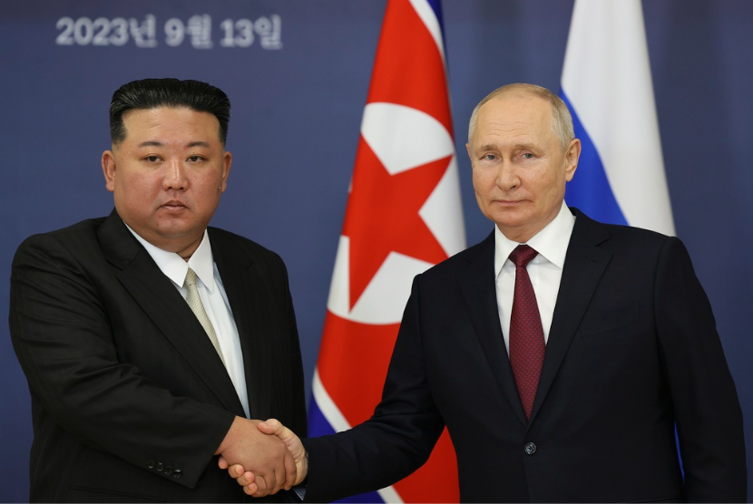 Presiden Rusia Vladimir Putin dan pemimpin Korea Utara Kim Jong Un berjabat tangan saat pertemuan mereka di kosmodrom Vostochny pada 13 September 2023. 