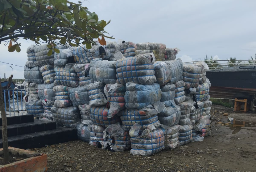 Bea Cukai gagalkan upaya penyelundupan 150 ballpress berisi pakaian bekas di wilayah Perairan Sungai Asahan, Sumatra Utara pada Jumat (14/6/2024).