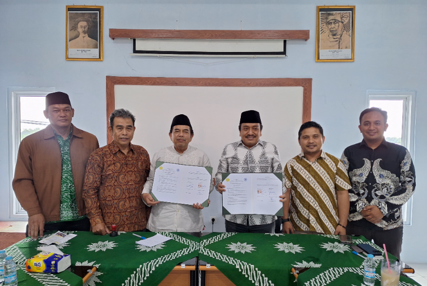 Rektor Universitas Muhammadiyah Jakarta (UMJ) Prof Dr Ma’mun Murod, dan Ketua Pimpinan Daerah Muhammadiyah (PDM) Kota Serang Dr H Nursalim, menandatangani Memorandum of Understanding (MoU) di Serang, Banten, Selasa