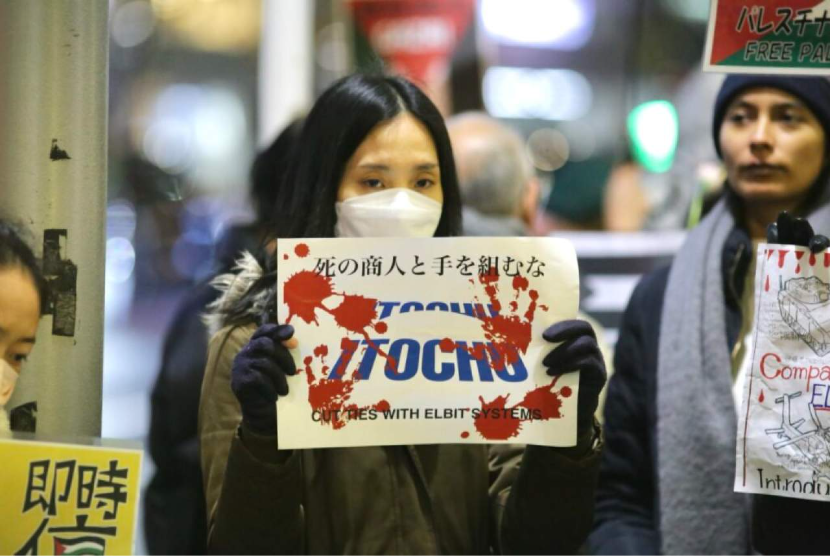 Warga Jepang melakukan protes atas keterlibatan Itochu Corp dengan Israel di Tokyo, Desember 2023 lalu.