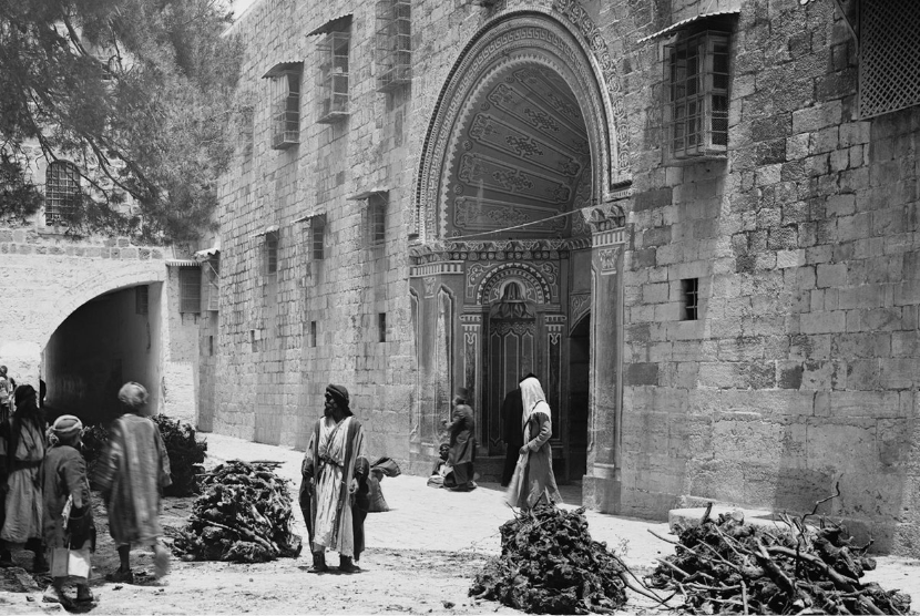 Pintu masuk menuju wilayah Armenia di Yerusalem pada abad ke-19.