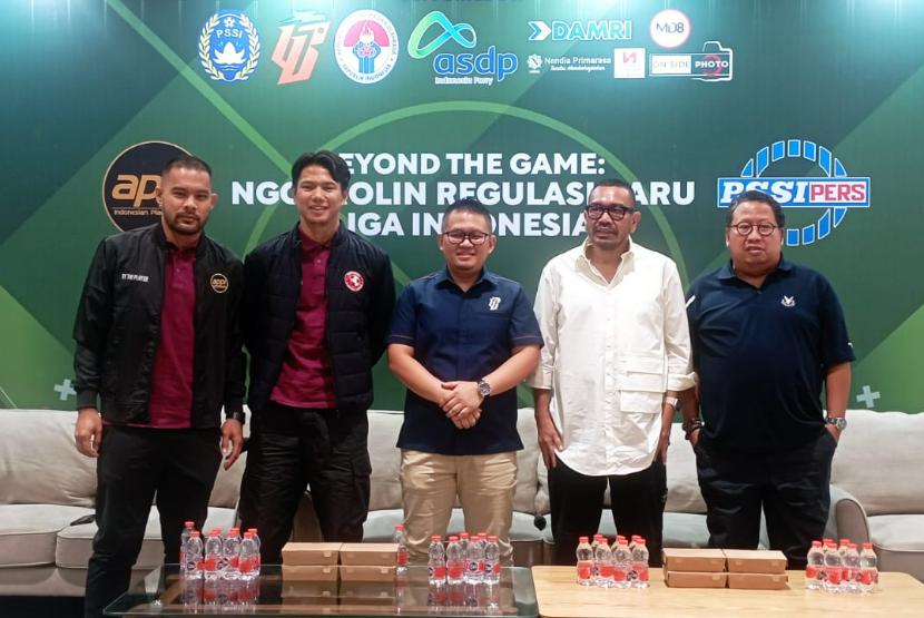 Anggota Exco PSSI Arya Sinulingga (kedua kanan) dalam diskusi tentang Kompetisi Liga 1 yang digelar oleh PSSI Pers dan APPI.