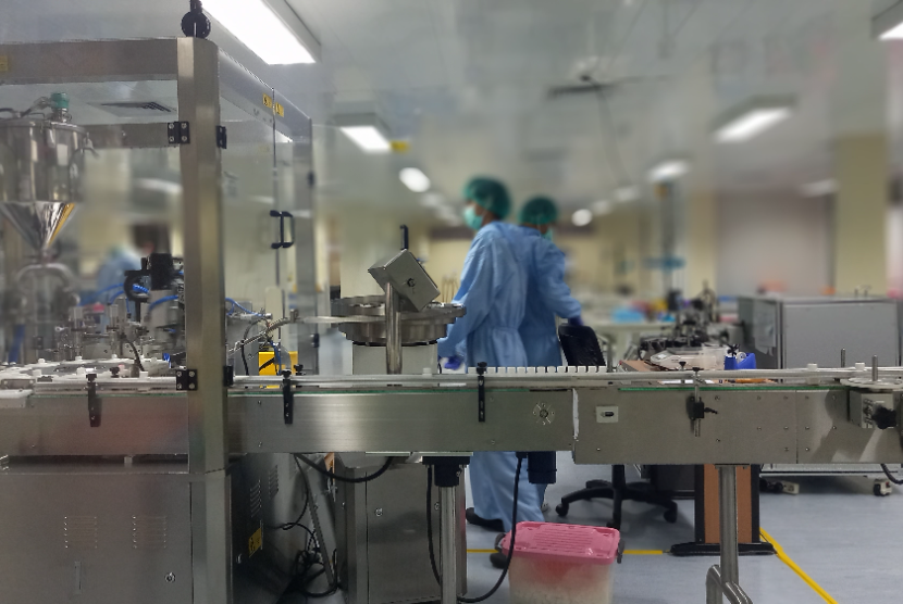 Peneliti beraktivitas di pabrik PT Prodia Diagnostic Line (Proline) di Kawasan Industri Jababeka, Cikarang, Kabupaten Bekasi, Jawa Barat, Selasa (25/6/2024).