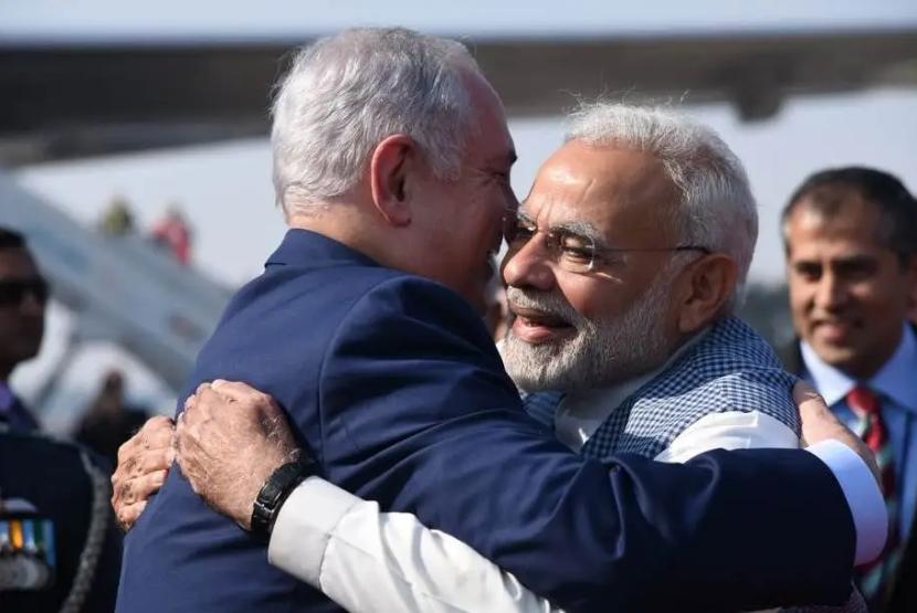 Perdana Menteri Israel Benjamin Netanyahu memeluk Perdana Menteri India Narendra Modi dalam kunjungan ke New Delhi pada 2017. 