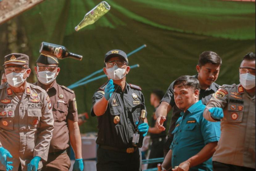 Bea Cukai Tanjungpinang gelar pemusnahan barang milik negara (BMN) hasil penindakan kepabeanan dan cukai. Pemusnahan dilakukan pada Selasa, 25 Juni 2024 di tempat pembuangan akhir (TPA) Ganet, Tanjungpinang.