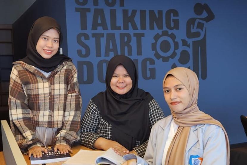 Mahasiswa Universitas Siber Indonesia atau Cyber University yang terdiri dari Putri Taslimah, Sena Dwi Nova, dan Anita Nur Faiqah dari Program Studi (Prodi) Bisnis Digital berhasil meraih pendanaan PKM-AI (Program Kreativitas Mahasiswa-Artikel Ilmiah).
