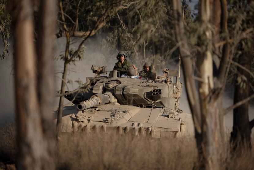 Tentara Israel bergerak di atas tank di dekat perbatasan Israel-Gaza, terlihat dari Israel selatan, Sabtu, 29 Juni 2024. 